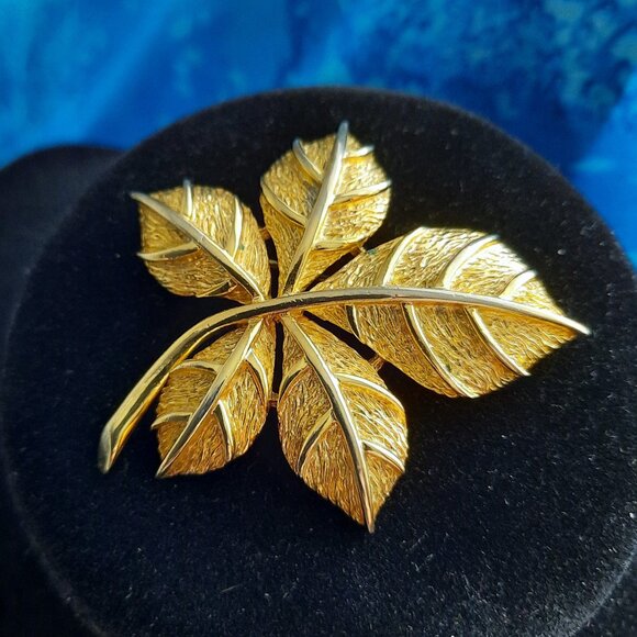 Vintage Leaf Brooch Gold-tone - Picture 1 of 2